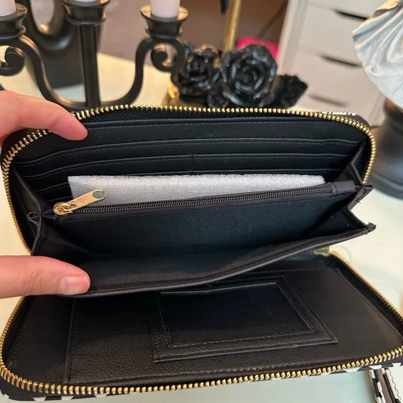 NEW Betsey Johnson Skulls XOZipp Black/Multi Wristlet Wallet - Picture 4 of 6